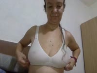 Soy una chica simpática y divertida que le gusta jugar en la cámara haciendo desnudo, anal, masturbación y disfrutar de una buena charla caliente