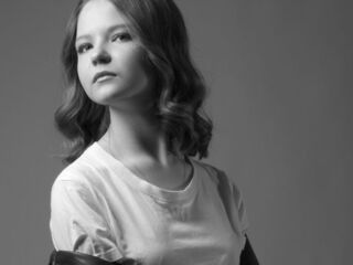 camgirl playing with vibrator AlissaDelpiano