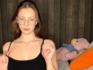 naughty cam girl fingering pussy ChristieHaluska