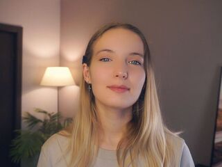 cam girl playing with dildo RessieKaua