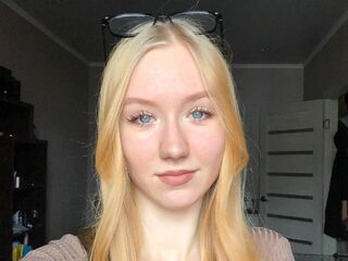 nude webcamgirl AvelinaSeide