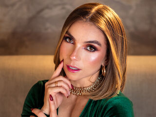 masturbating cam girl CamilaRhoa