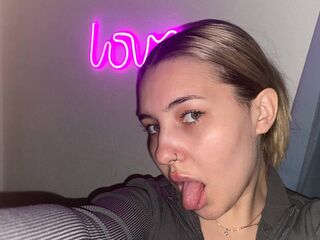 naughty camgirl masturbating with dildo EvelInDreamer