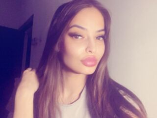 naughty camgirl fingering shaved pussy Heerra