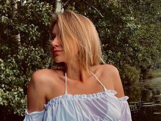 camgirl playing with sextoy InaStark