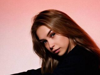cam girl masturbating with dildo KendraDuell