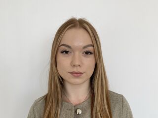 camgirl playing with dildo KenishaDiamond