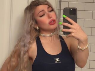 naked camgirl masturbating LauraTate