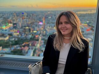 fingering cam girl LilyBel