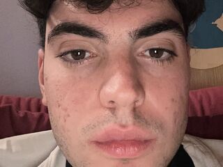 cam girl showing tits LucaRovet