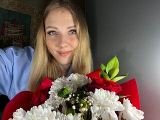 camgirl fingering shaved pussy LusiAime