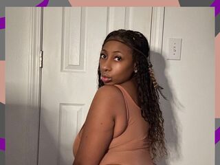 girl showing tits MadamGlam