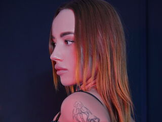 cam girl playing with vibrator MagicalYana