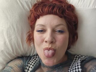 naked girl with webcam masturbating with sextoy PoppyKryze