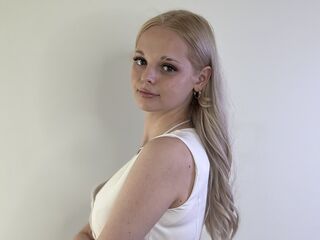 naughty camgirl masturbating with vibrator RosarioKerans