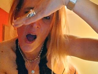 fingering cam slut SandraLive