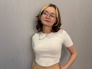 naked camgirl fingering pussy ShemikaDestro